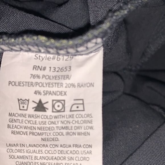 Aero  V-Neck Gray Scrub Top With Pockets For Women M - Picture 3 of 9